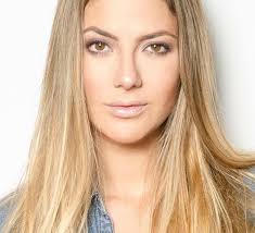 La historia de la cándida 'petromiss' y su mecenas espabilado