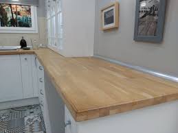 Si usted está considerando esta idea, antes de salir a comprar una encimera de madera maciza traerá calor en una cocina blanca, por ejemplo. Consejos Para Elegir Tu Encimera Segun El Material Leroy Merlin