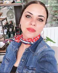 Ünlü şarkıcı zara instagram hesabından yaptığı fotoğraflı paylaşımlarında estetik yaptırdığı görüldü. Zara Kimdir Kac Yasinda Burnuna Estetik Yaptirdi Elmaelma