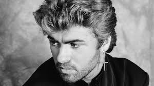 Sa famille et ses amis proches se sont réunis lors d'une petite cérémonie privée pour dire au revoir à leur cher fils, frère et ami, a précisé sa famille. George Michael Sa Famille Lui Rend Hommage