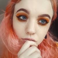 Violet Saunders's Instagram, Twitter & Facebook