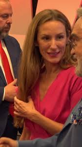 Telma Ortiz apuesta por un vestido cruzado de Mango para la presentación  del libro de su novio, Gavin Bonnar #telmaortiz #feriadellibro ✨