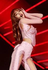 去巴黎跳脱衣舞，交往首富儿子，亚洲顶流偶像Lisa的野心_百科TA说