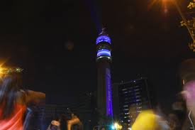 Tras la suspensión del show pirotécnico en la torre entel por parte de la municipalidad de santiago se trata de un haz de luz multicolor, que será proyectado desde la torre entel a las 00:00 horas en. Vw5idggwahfxpm