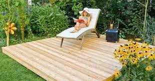 Den Platz An Der Sonne Kannst Du Dir Mit Einem Holzpodest Im Garten Selber Schaffen Mit Schrittan Holz Im Garten Holzterrasse Selber Bauen Holzterrasse