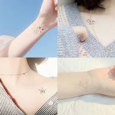Tatto titik, garis, bulan di buku jari Gambar Tato Di Pergelangan Tangan
