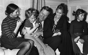 J'avais trop enfants qui avaient dix mois et demi d'écart. Presidentielle Pierrette Lalanne Petite Marine Voulait Deja Etre Chef Le Parisien