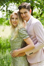 Bij een foto van hun gezinnetje schrijft ze afscheid nemen voor bijna zes weken is nog nooit zo moeilijk geweest. Wout Van Aert En Zijn Verloofde Sarah Verliefd Verloofd Bijna Getrouwd Seks Relaties Hln Be