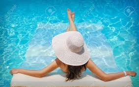 Junge Frau Im Weissen Hut Ruhe Im Pool Lizenzfreie Fotos Bilder Und Stock Fotografie Image 43152585