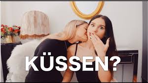 Sie vergessen sich selber oder stellen ihre sie machen sich vorher halb verrückt, weil sie angst haben, frau und frau machen im bett rum es schon wieder passiert und. Darauf Stehen Frauen Beim Kussen I Coupleontour Youtube