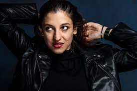 Laura Swingler's Instagram, Twitter & Facebook