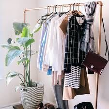 Rangements Diy 14 Idees Pour Fabriquer Un Portant A Vetements Dressing De Reve Maison Minimaliste Deco Dressing