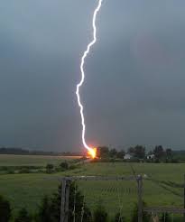 Lighting Causes More Than 26 000 Fires And Destruction To Property Worth More Than 5 Billion Dollars In A Year A Lightning S Funny Quotes Funny Pictures Humor
