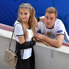 Imago/future image) das paar ist darin zu sehen, wie es sich liebevoll um den kleinen kümmert, der interessiert in die kamera. Ann Kathrin Gotze Verrat Beziehungs Detail Mit Mario Was Hat Das Zu Bedeuten Stars