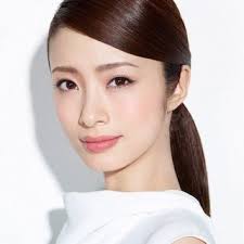 上戸彩がベリーショートにイメチェン 激やせでガリガリすぎると話題 ナチュラル風アイメイク 上戸彩 メイク ブライダルメイク