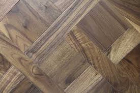 Couramment utilisée pour la pose de parquets de faible épaisseur ou de contrecollés, la pose collée est notamment le prix d'une pose collée varie entre 30 et 50 € ht / m², hors prix du parquet, préparation et finitions. Prix Du Parquet Mosaique Et Tarif De Pose