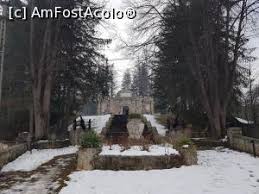 Monumentul este amplasat in satul dragosloveni, comuna soveja, pe un promontoriu de la malul stang al paraului dobromina, la intersectia cu soseaua prin care se face legatura cu localitatea lepsa de peste coasa (munte). Mausoleul De La Soveja Un Obiectiv Interesant Pe Meleaguri Vrancene Impresii DescoperÄƒ Zona Soveja Soveja Amfostacolo