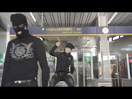 Known for always wearing a mask and keeping his real identity a secret, 1.cuz raps about crime, drugs and his hatred of the cops. Forsent 1 Cuz Ubersetzung Und Songtexte Beatgogo De