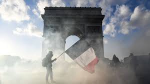 Même le 24 décembre, certains gilets jaunes sont restés sur le pied de guerre. Video Gilets Jaunes De L Arc De Triomphe Au Fouquet S Les Scenes Les Plus Marquantes L Express