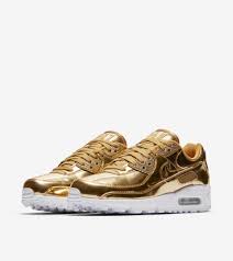 Whatever your preferred sneaker design, there are women's gold nikes to suit. Women S Air Max 90 Metallic Gold Release Date Nike Snkrs Ca