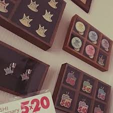 嵐 arashi が写っている部屋のインテリア写真は8枚あります セリア my shelf 100均 ダイソー 雑貨 arashi on walls いいね ありがとうございます ハンドメイド セリアとよく一緒に使われています もしかしたら daiso ダッフ オタク部屋 グッズ 収納