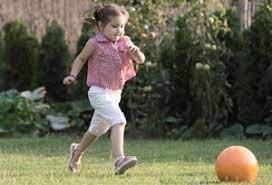 Los otros niños son los ratones y tienen una cola (una pieza de hilo de color o una bufanda) puesta en su cintura. 6 Juegos Con Balon Para Mejorar La Psicomotricidad De Los Ninos