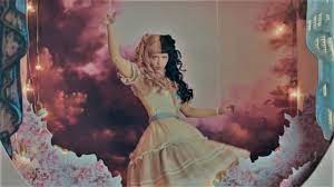 Elle y interprète money (that's what i want) de barrett strong et shake me, wake me (when it's over) de the four tops, avant d'être éliminée au second tour. Show Tell Melanie Martinez Music Video Youtube