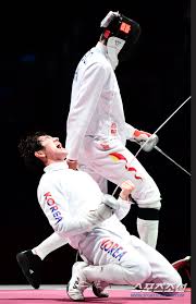 올림픽 2연패를 향한 강훈련으로 운동화가 찢어지고 양말이 피로 얼룩졌지만 도쿄에서도 '할 수 있다'고 다짐합니다. S Pt5wyjot Aem