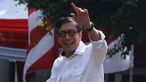 Yasonna laoly merupakan anak pertama dari enam bersaudara yang lahir dari pasangan faogὀ'aro laoly yang bersuku nias dan resiana sihite yang bersuku batak. Yasonna Laoly Masuk Tim Hukum Pdi P Pusat Anti Korupsi Ugm Harusnya Jokowi Tegur Menkumham Tribunnewswiki Com Mobile