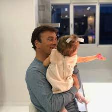 Mickael carreira (born mickael araújo antunes on 3 april 1986) is a portuguese pop singer and songwriter. Melhores Momentos Do Aniversario Da Filha De Mickael Carreira Flashes Flash