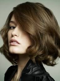Short Hair With Easy Soft Curls A Very Modern Take On The Simple Bob Indeed Short Wavy Hair Short Hair Styles Hair Styles