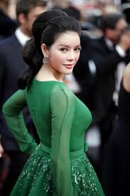 Năm 2013, lý nhã kỳ lần đầu tiên sải bước trên thảm đỏ liên hoan phim danh giá cannes. Ly Nha Ká»³ Lá»™ng Láº«y Tren Tháº£m Ä'á» Lhp Cannes Tin Má»›i Ngoi Sao