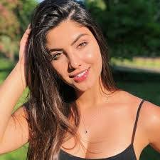 Larissa Silva's Instagram, Twitter & Facebook