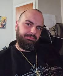 New amputee earns money playing games online