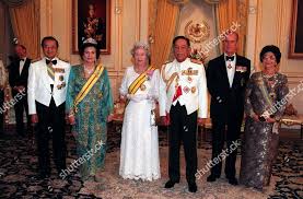 Queen Elizabeth Ii And Prince Philip At A State Banquet With Yang Di Pertuan Agong And Wife In Kuala Lumpur Durin Prince Philip Queen Elizabeth Ii Queen Elizabeth