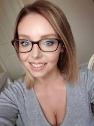 Karen Bloomer's Instagram, Twitter & Facebook