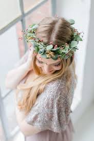 brautstrauss mit eukalyptus blumen im haar kopf kranze hochzeit
