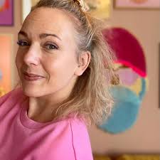 SELVFED? 🤢 Eller bare en Tufte-Tosse ❤️ Hej alle kære nye følgere,  velkommen til! Fantastisk at I er her i mit lille, men ret magiske  tufting-univers 🧶✨ Jeg hedder Julia Holm, og