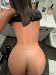 Angela Álvarez Follando con un Desconocido en el Baño Publico - Otubex