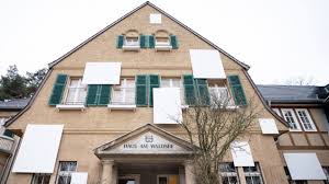 Das schaffen internationaler künstler präsentiert das haus am waldsee im rahmen von regelmäßigen ausstellungen. Die Kunstlerin Karin Sander Gebrauchskunst Mit Konzept Archiv