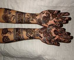 Round Shape Bangle Mehndi Design Crayon Net mehndi the net design mehndi replicates the interfaced structure of mesh fabric.