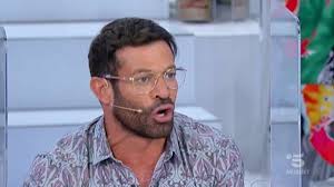 Di recente nel corso di uomini e donne, gianni sperti si è reso protagonista di un siparietto che ha inizialmente spaventato il pubblico in studio e da casa. Gianni Sperti Confessa Ho Preso Una Sbandata A Uomini E Donne Ecco Chi Potrebbe Essere