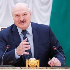 Аляксандр рыгоровіч лукашэнко) — белорусский политический и государственный деятель, первый президент республики беларусь. Lukashenko Raskryl Soderzhimoe Vzyatogo Na Vstrechu S Putinym Chemodana Belorussiya Byvshij Sssr Lenta Ru