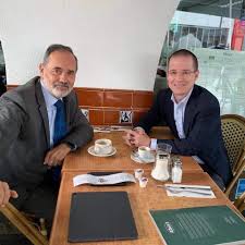 Ricardo anaya cortés (naucalpan de juárez, estado de méxico, 25 de febrero de 1979) es un en los últimos 14 años y de la mano del presidente del pan, ricardo anaya cortés, su familia política. Critican A Gustavo Madero Y Ricardo Anaya Por Dejar Poca Propina
