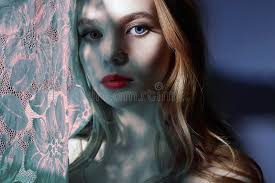 Sensuale, Bella Giovane Donna in Luce Immagine Stock