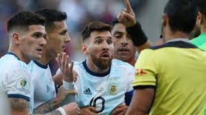 Medel has played club football with several teams in numerous countries, starting out with chilean side universidad católica, and later playing for argentine side. Video Detik Detik Lionel Messi Dorong Gary Medel Kemudian Bertengkar Lalu Dikartu Merah Tribun Timur