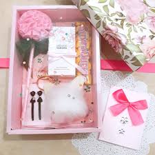 Sebenarnya mencari hadiah untuk perempuan lebih mudah dari hadiah untuk lelaki. Giftbox Hadiah Ulang Tahun Pacar Cewek Kado Hadiah Unik Untuk Wanita Lazada Indonesia
