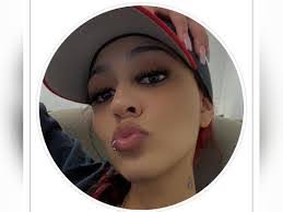 Alona Smith's Instagram, Twitter & Facebook