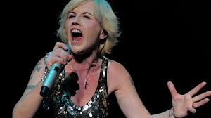 Indra, chanteuse venue du froid pour réchauffer les années 1990, fête ce samedi 20 juillet ses 52 ans. Video Dolores O Riordan La Chanteuse Des Cranberries Est Morte L Express