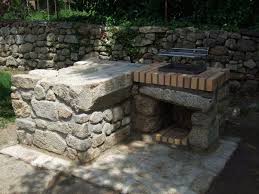 Lieu Ideal Pour Barbecues Avec Une Grande Pierre Un Ancien Evier En Pierre Ancien Evier Evier Pierre Evier Exterieur